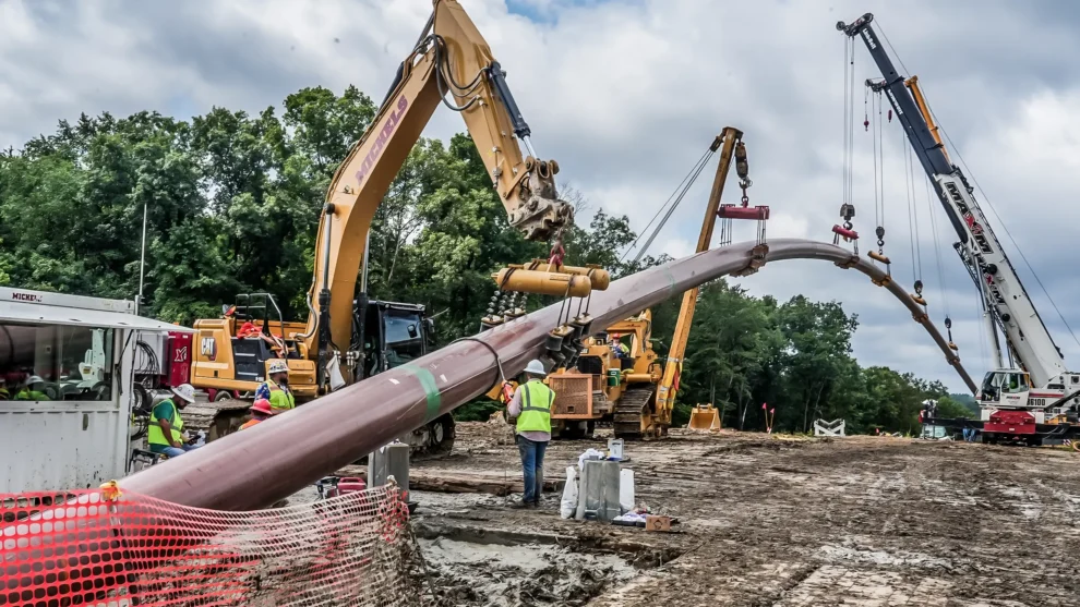 Large diameter pipeline HDD goes into ground via pipelayers.